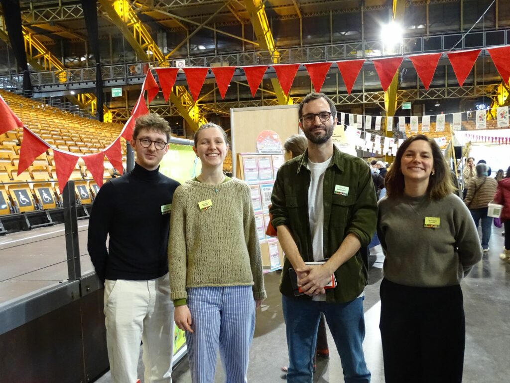 Photo de 4 personnes debout au salon Primevere