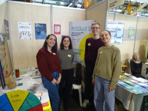 Photo prise aux Salon Primevère avec 4 personnes côte à côte