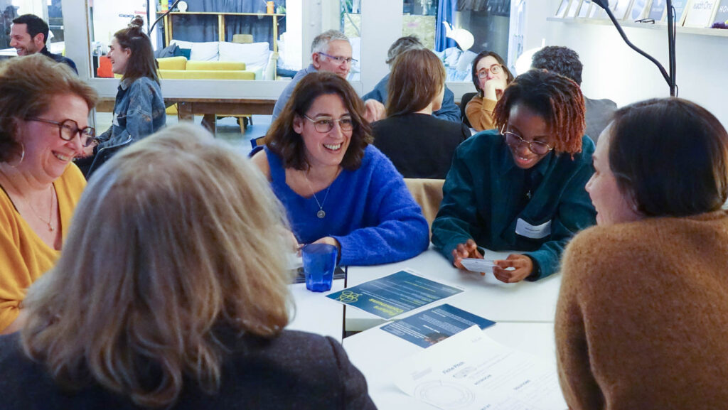 Des personnes à table en train de discuter
