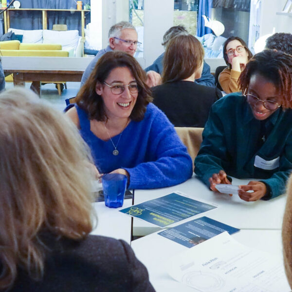 Des personnes à table en train de discuter