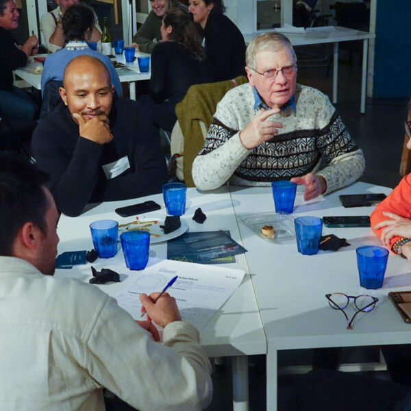 Des personnes à table en train de discuter