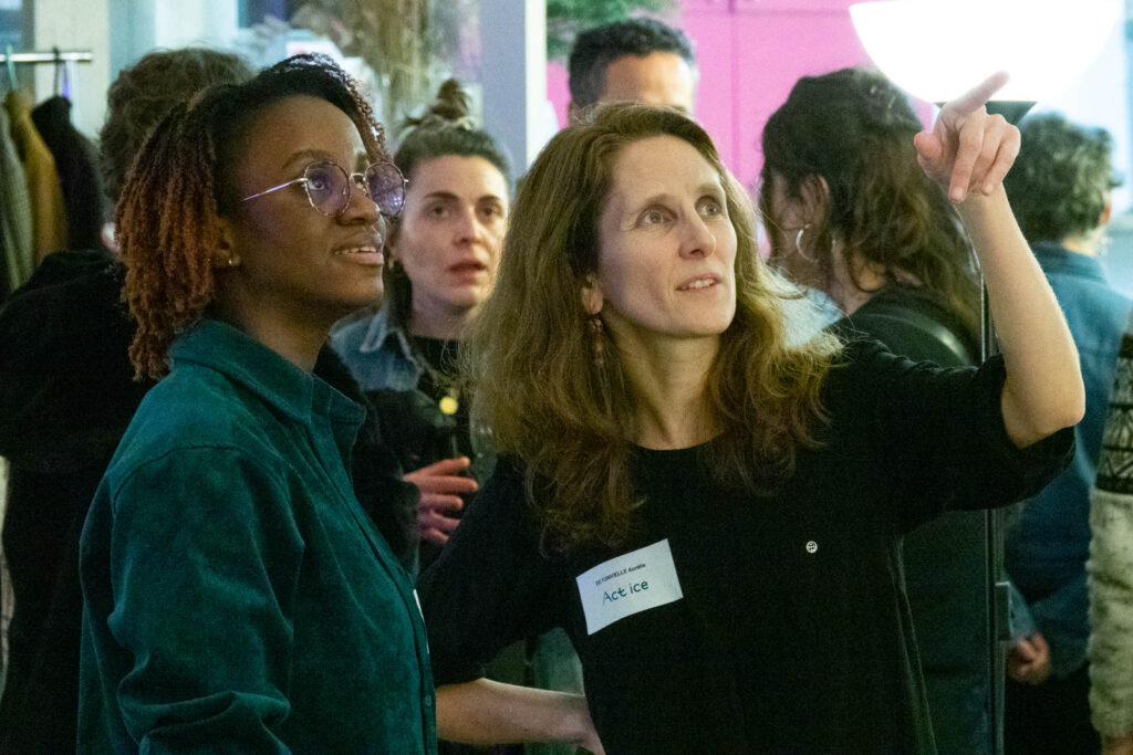 Deux femmes regardent vers le haut