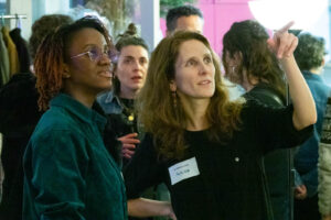 Deux femmes regardent vers le haut