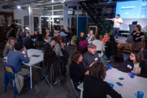 Plein de personnes dans une salle