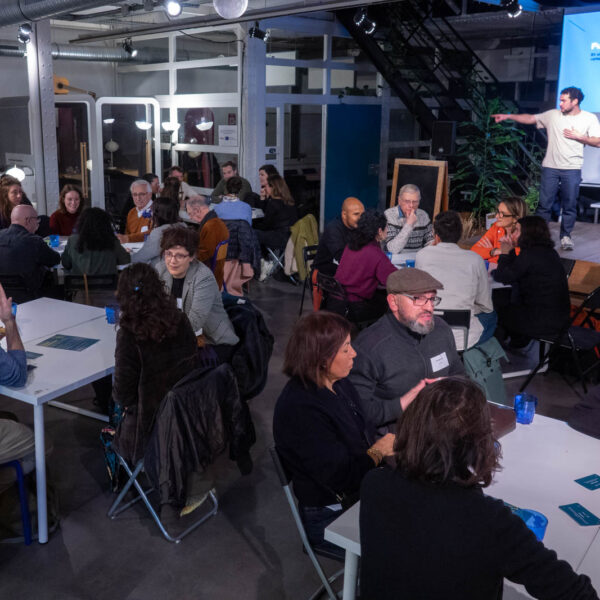 Plein de personnes dans une salle