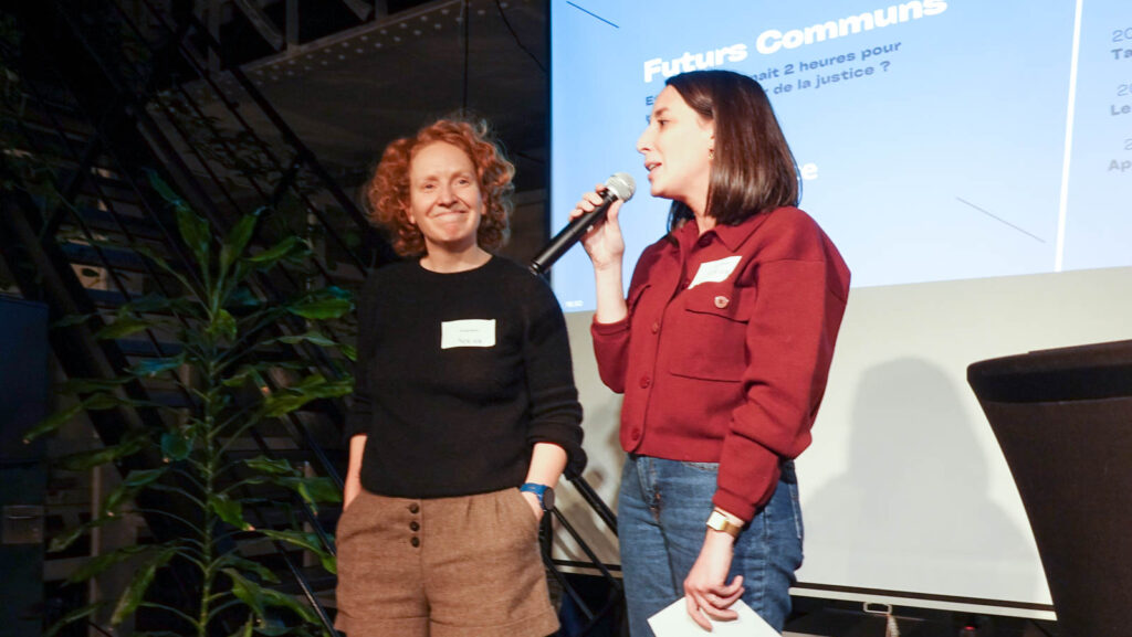 2 personnes sur scène dont une parle avec un micro