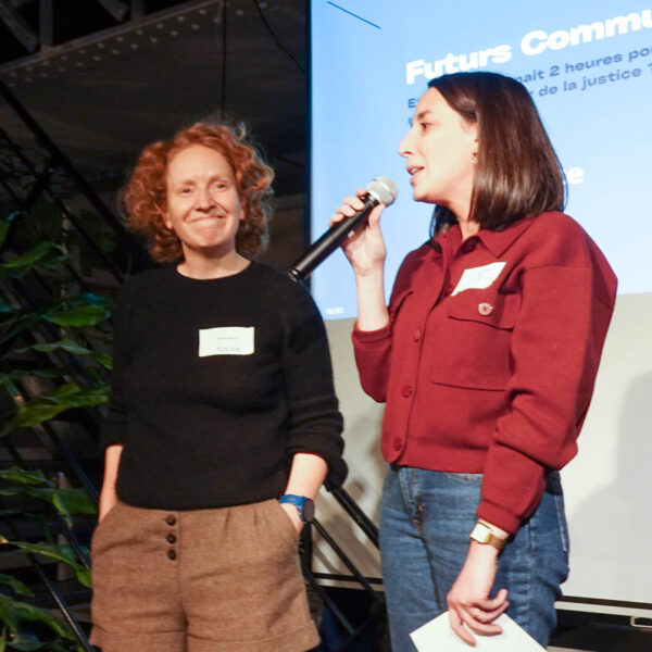 2 personnes sur scène dont une parle avec un micro
